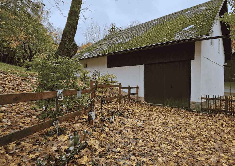 Chalupa Václava Havla na Hrádečku pietní místo — ilustrační